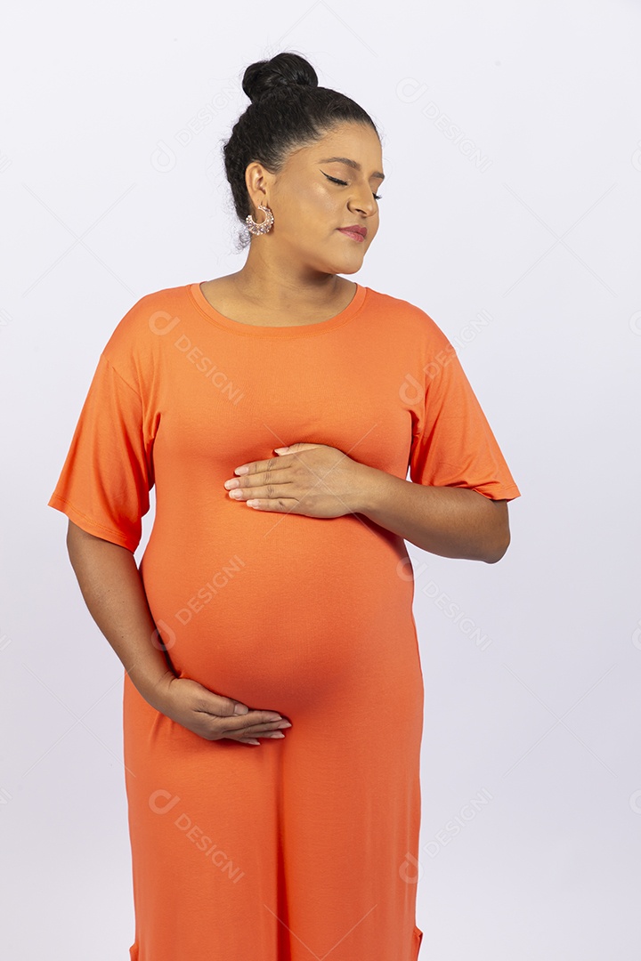 Linda mulher grávida em fundo branco