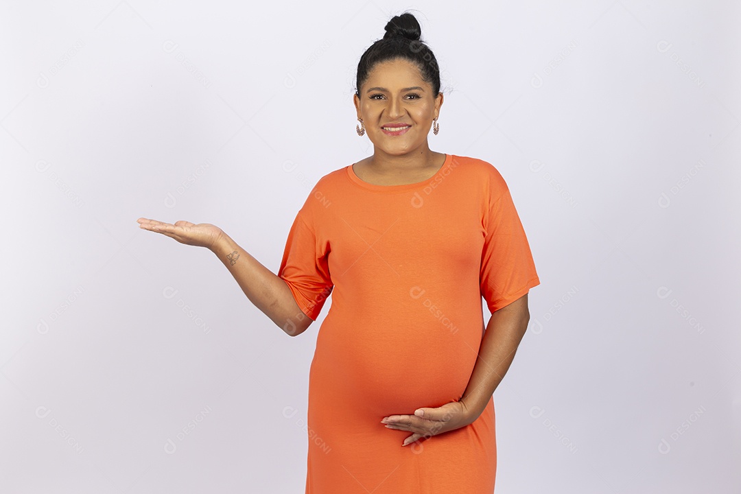 Linda mulher grávida em fundo branco