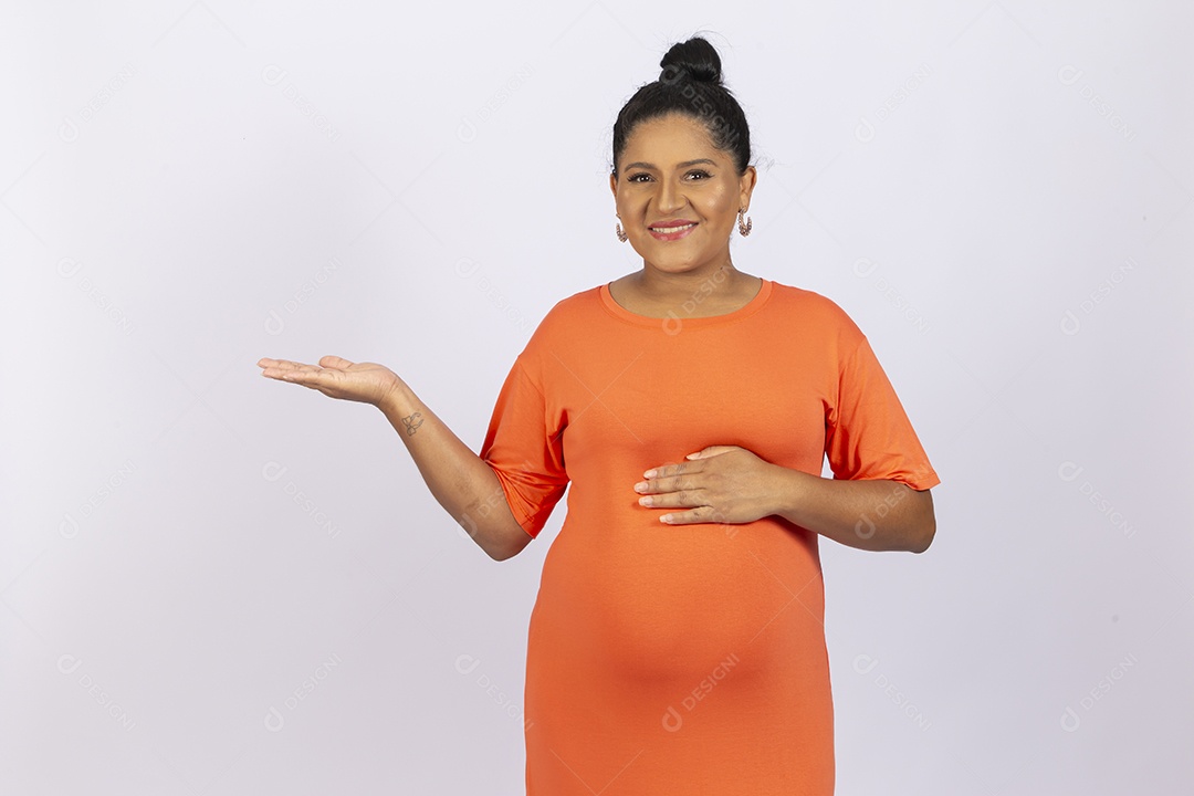 Linda mulher grávida em fundo branco