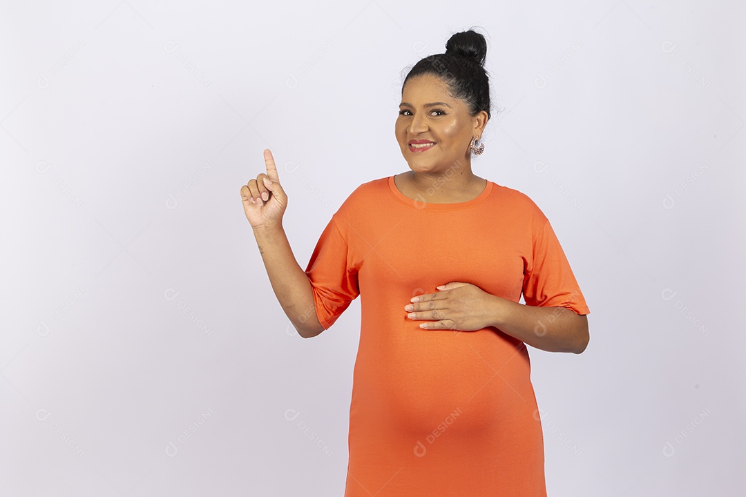 Linda mulher grávida em fundo branco