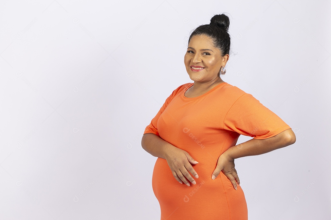 Linda mulher grávida em fundo branco