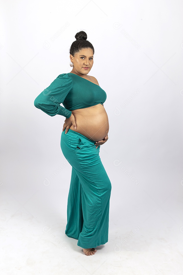 Linda mulher grávida em fundo branco