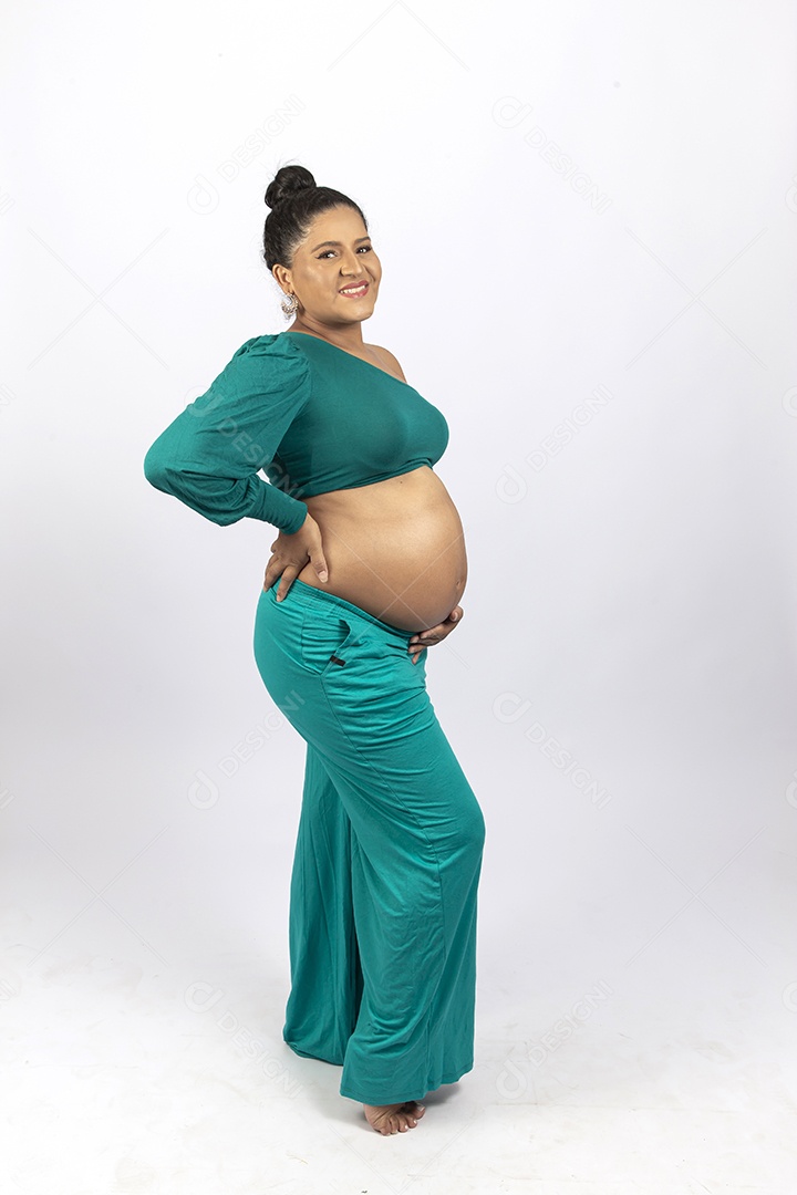 Linda mulher grávida em fundo branco