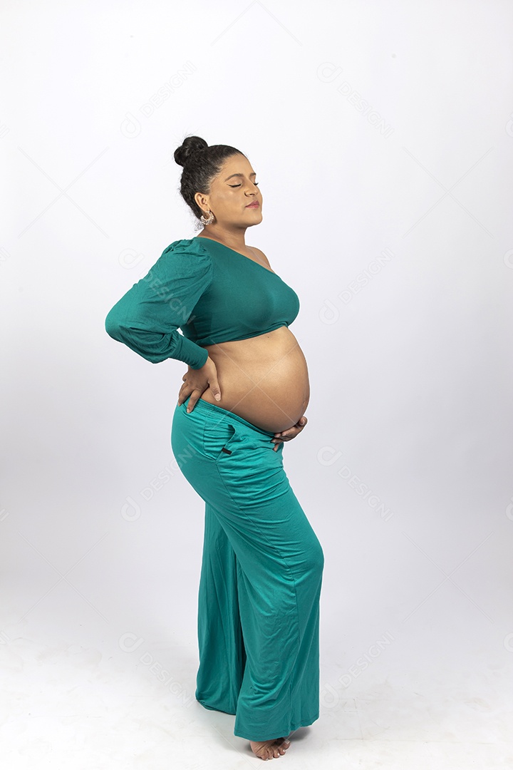 Linda mulher grávida em fundo branco