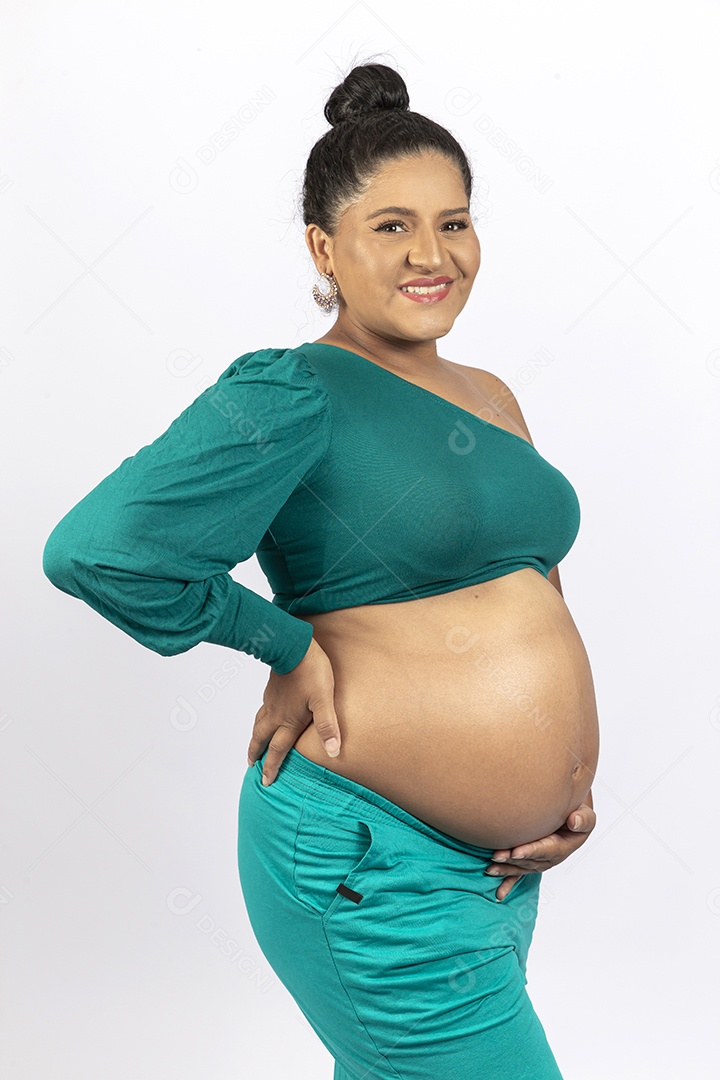 Linda mulher grávida em fundo branco