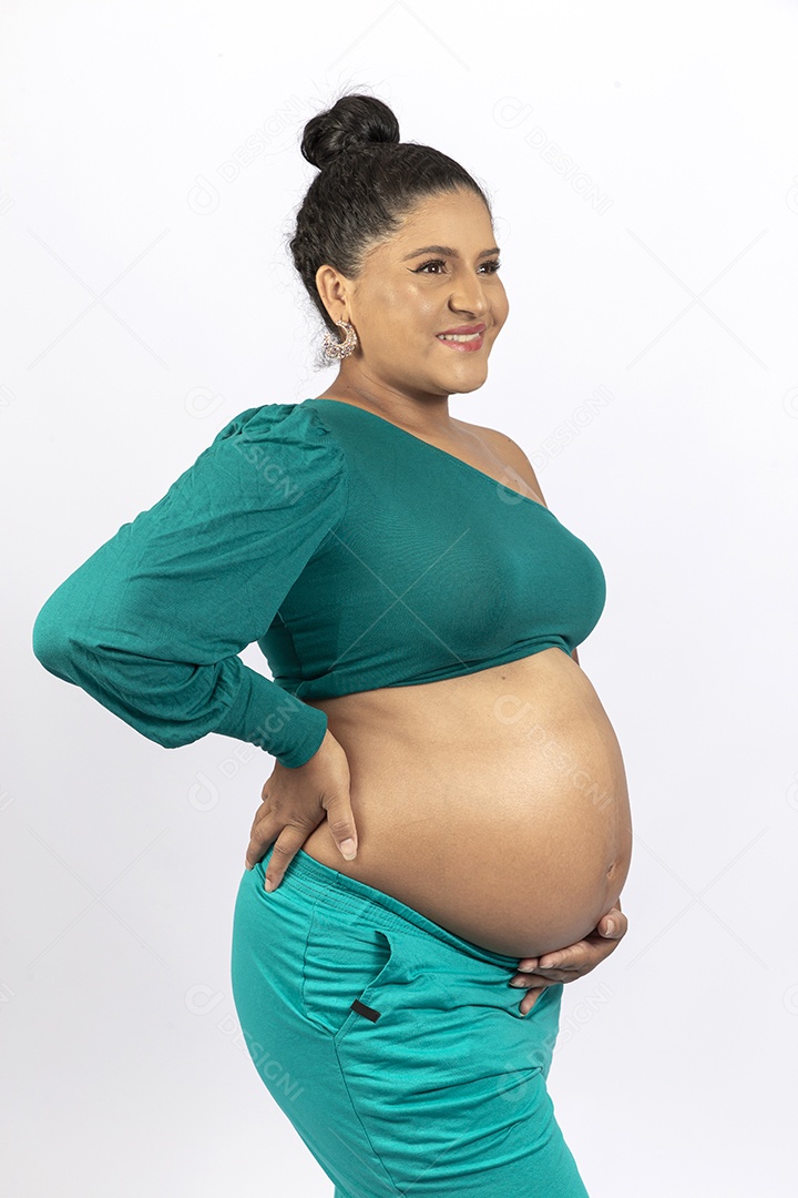 Linda mulher grávida em fundo branco