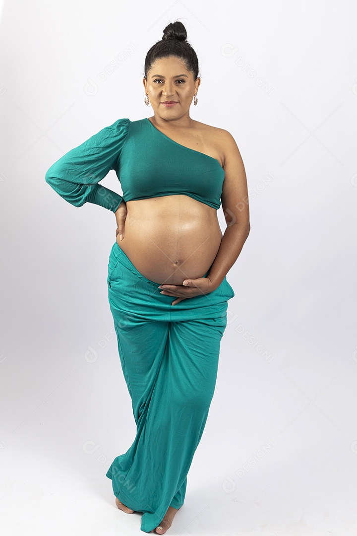 Linda mulher grávida em fundo branco