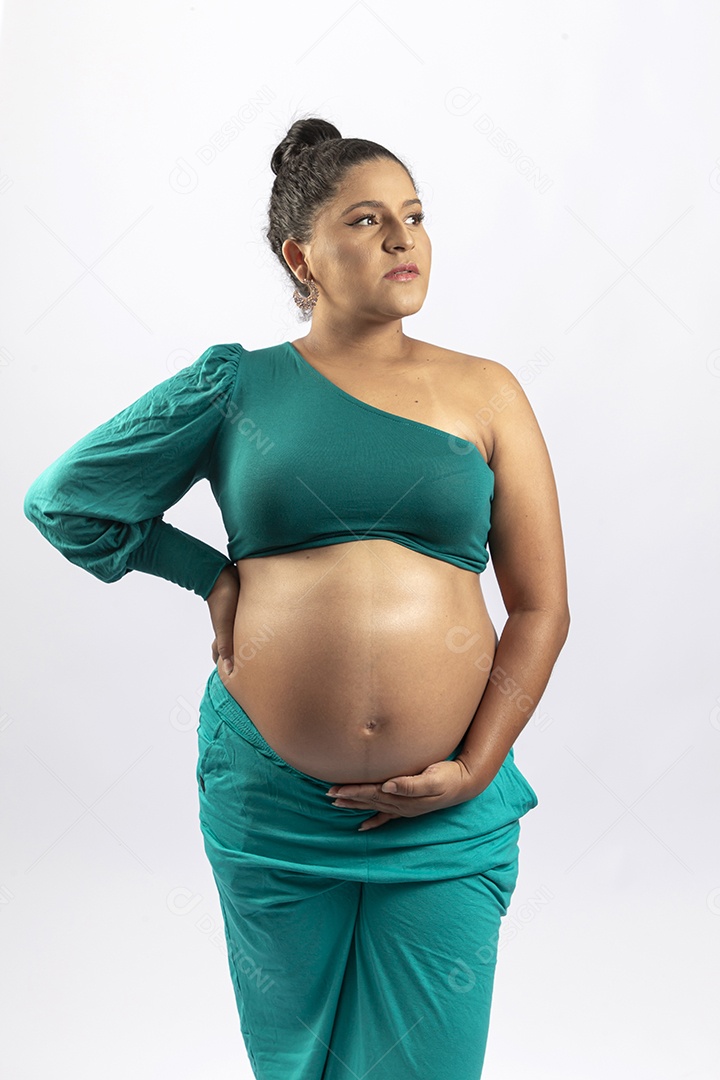 Linda mulher grávida em fundo branco