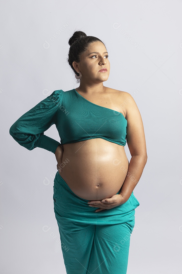 Linda mulher grávida em fundo branco