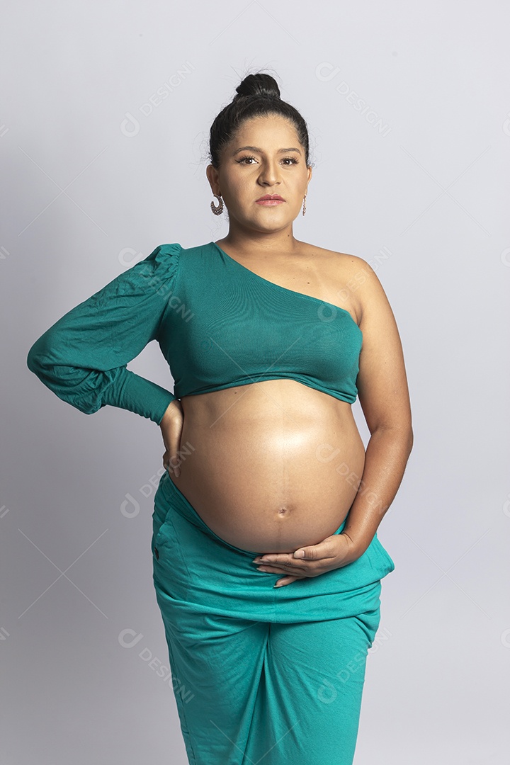 Linda mulher grávida em fundo branco