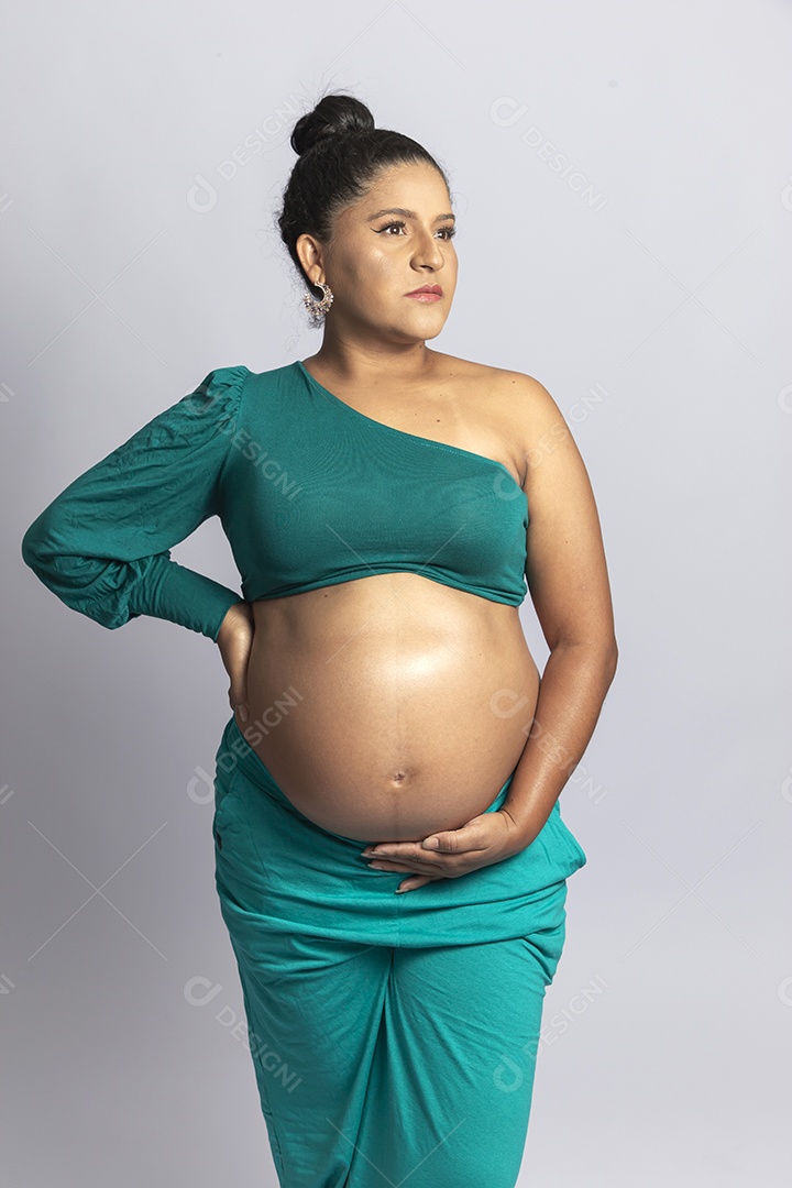 Linda mulher grávida em fundo branco