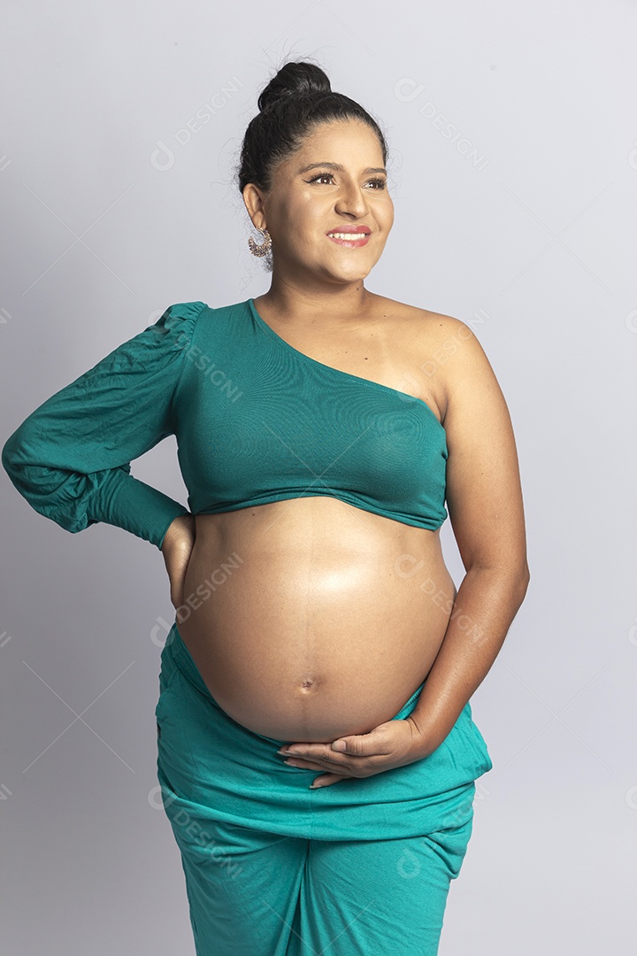 Linda mulher grávida em fundo branco