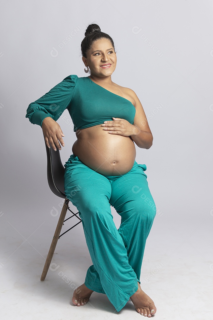 Linda mulher grávida em fundo branco