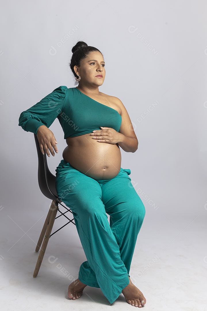 Linda mulher grávida em fundo branco