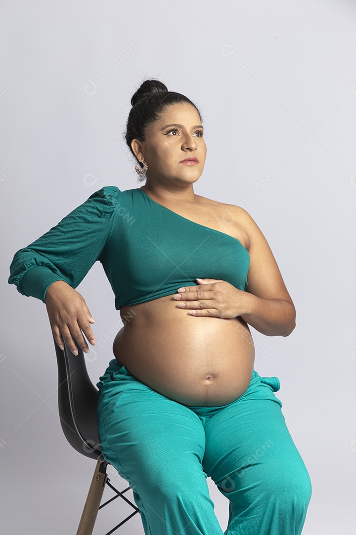 Linda mulher grávida em fundo branco