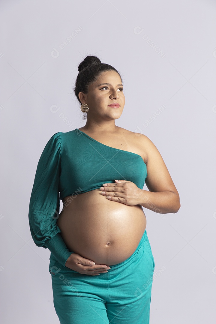 Linda mulher grávida em fundo branco