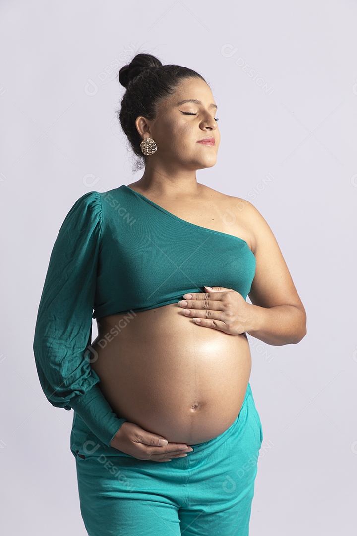 Linda mulher grávida em fundo branco
