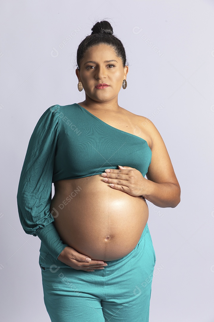 Linda mulher grávida em fundo branco