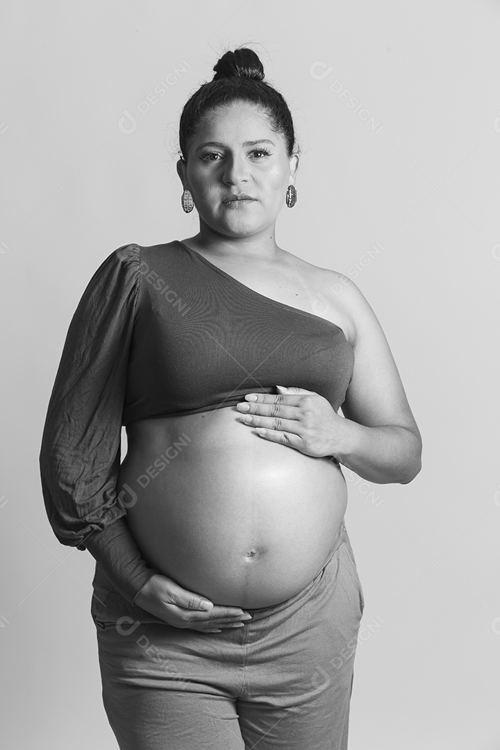 Linda mulher grávida em fundo branco