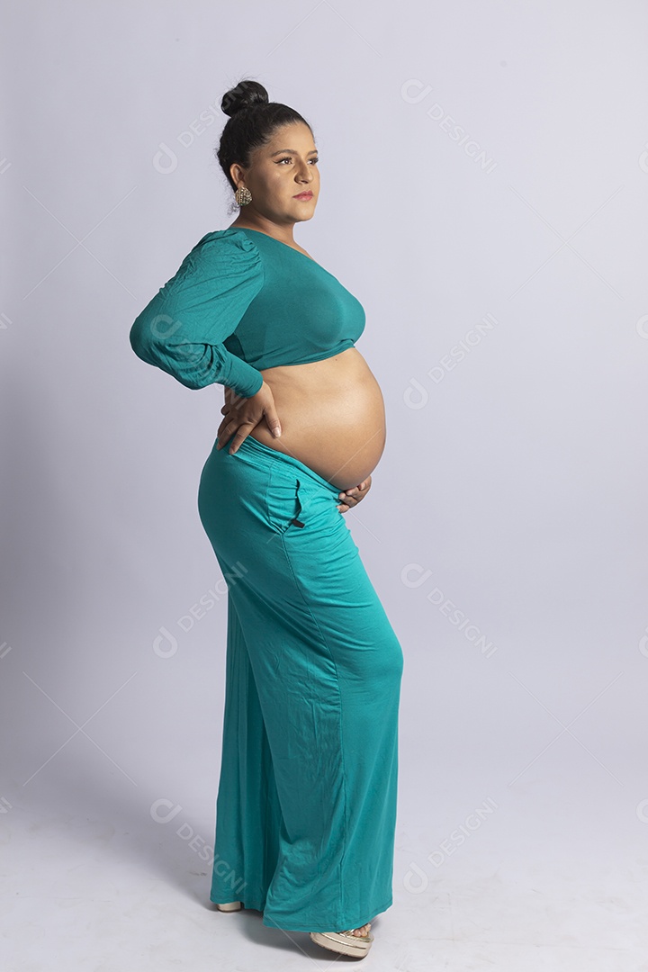 Linda mulher grávida em fundo branco