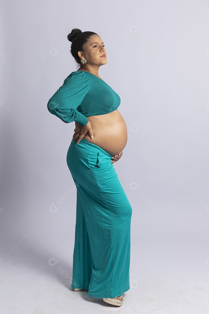 Linda mulher grávida em fundo branco