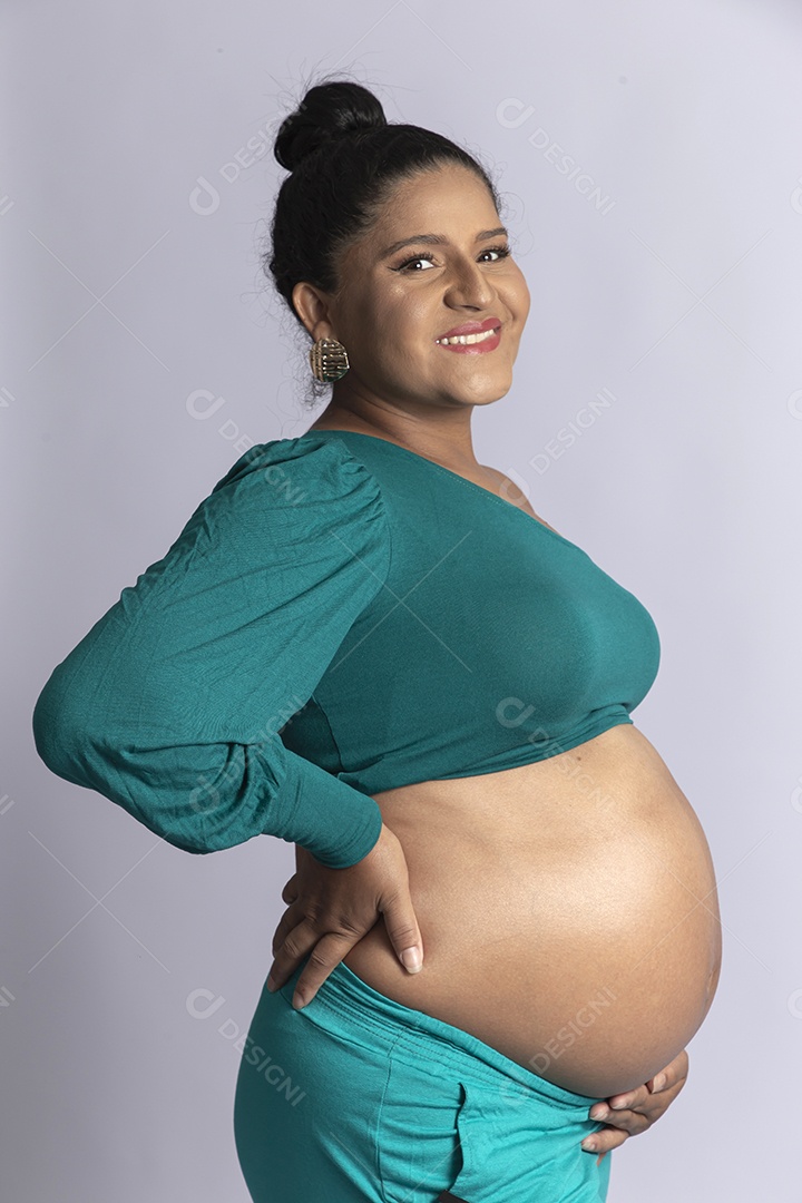 Linda mulher grávida em fundo branco