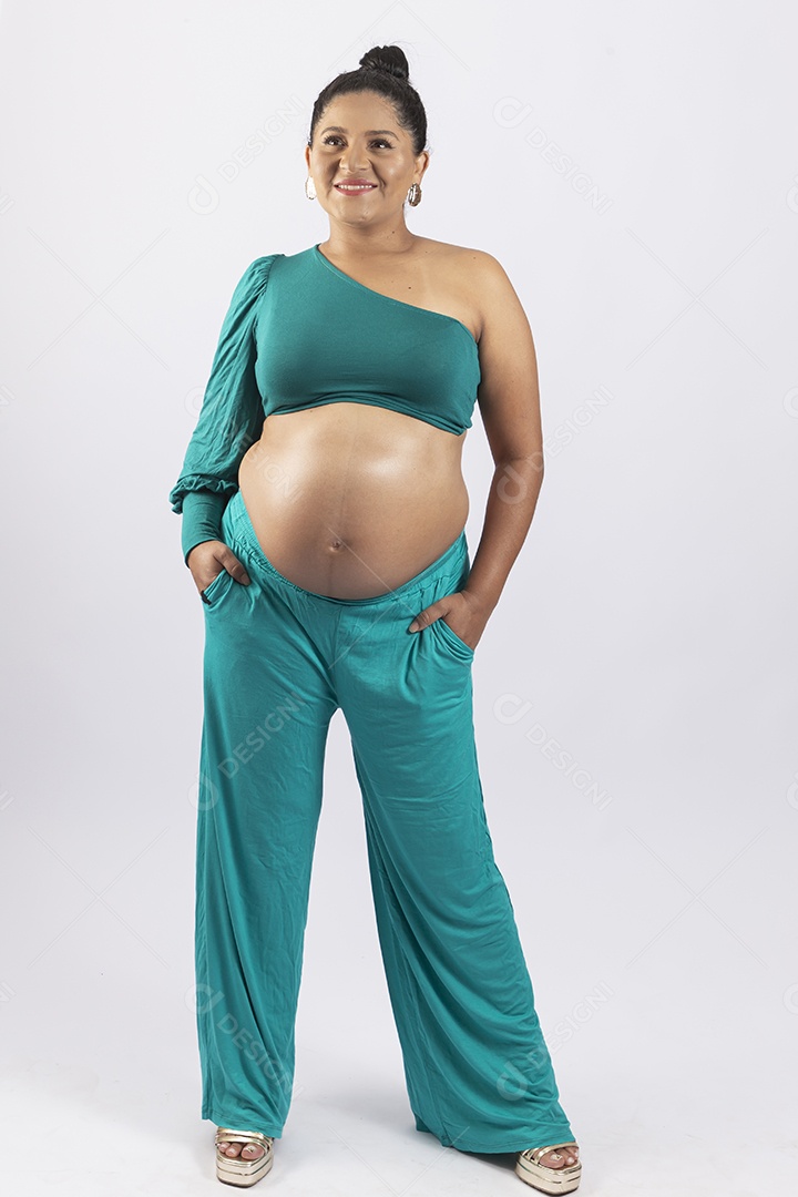 Linda mulher grávida em fundo branco