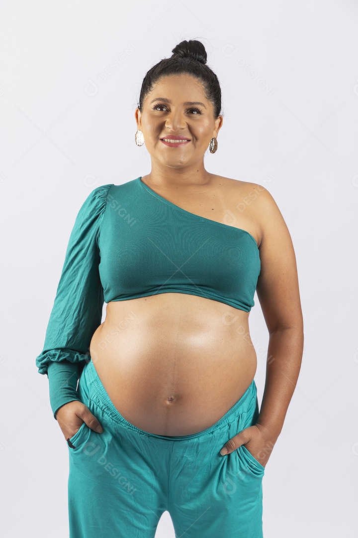 Linda mulher grávida em fundo branco