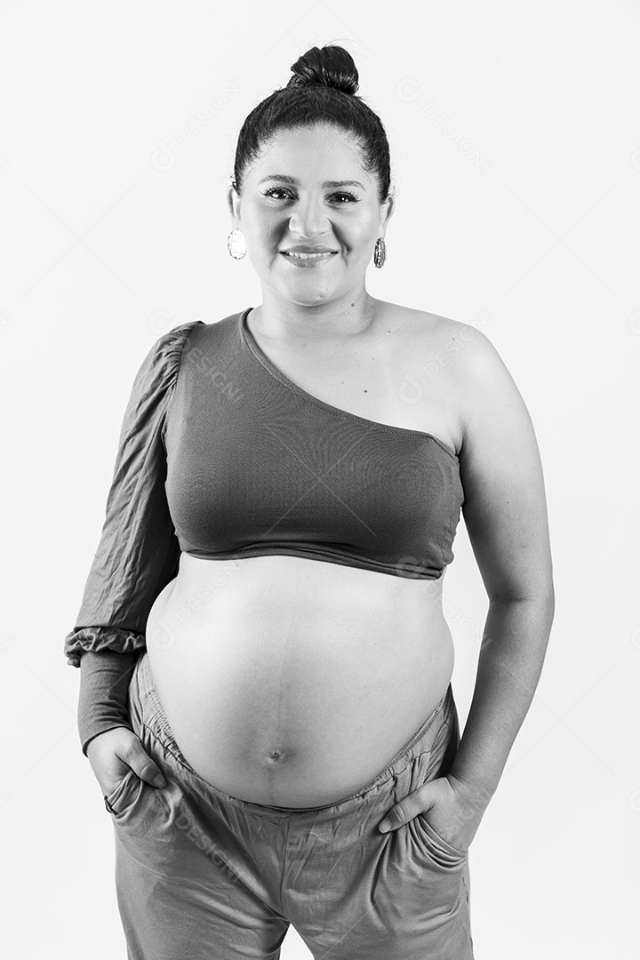 Linda mulher grávida em fundo branco