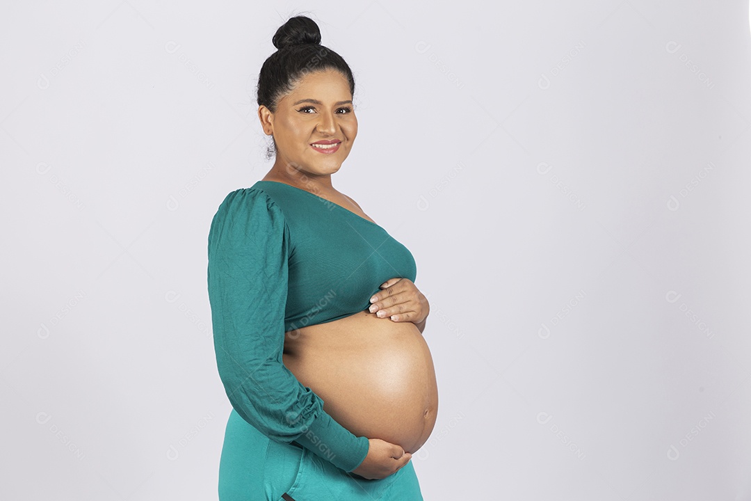 Linda mulher grávida em fundo branco