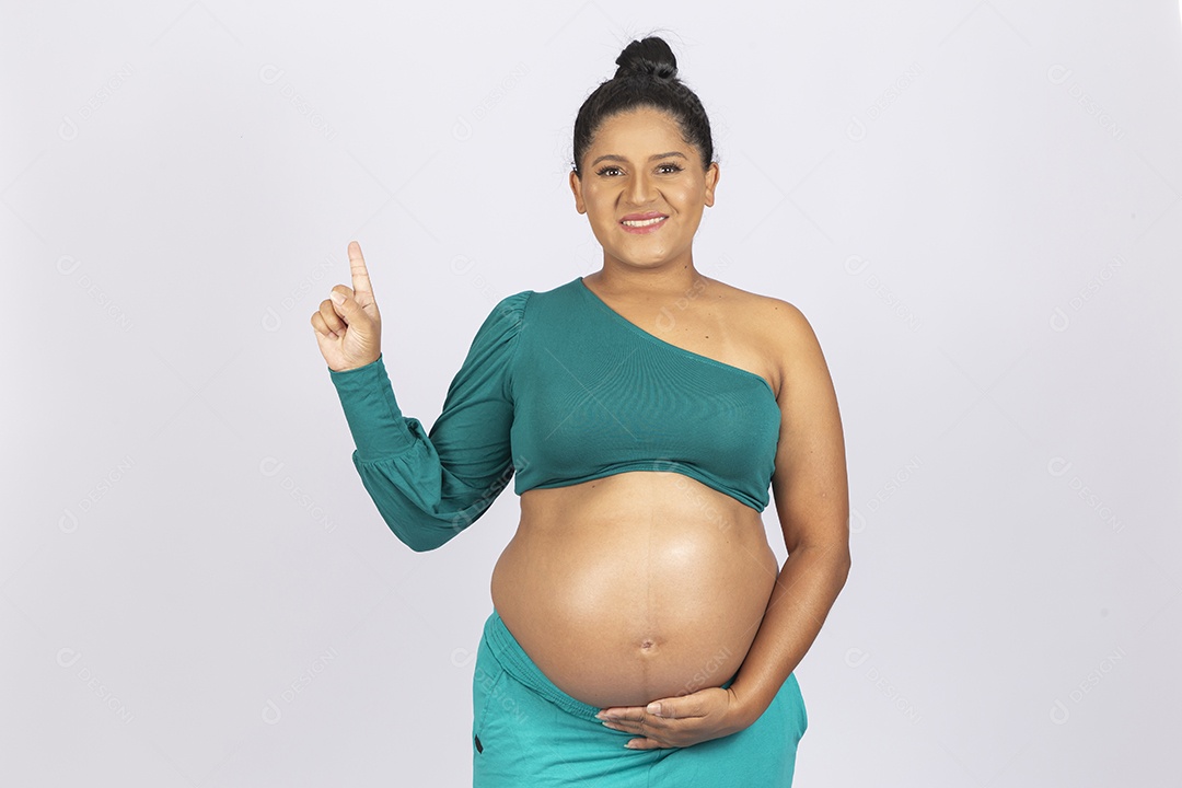 Linda mulher grávida em fundo branco