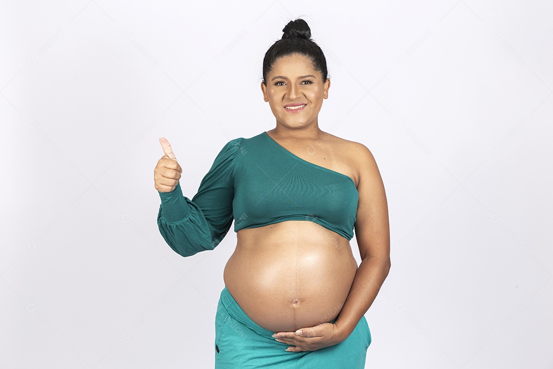 Linda mulher grávida em fundo branco