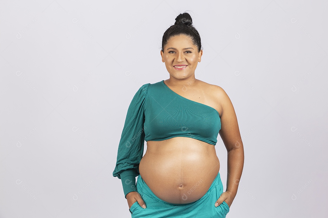 Linda mulher grávida em fundo branco