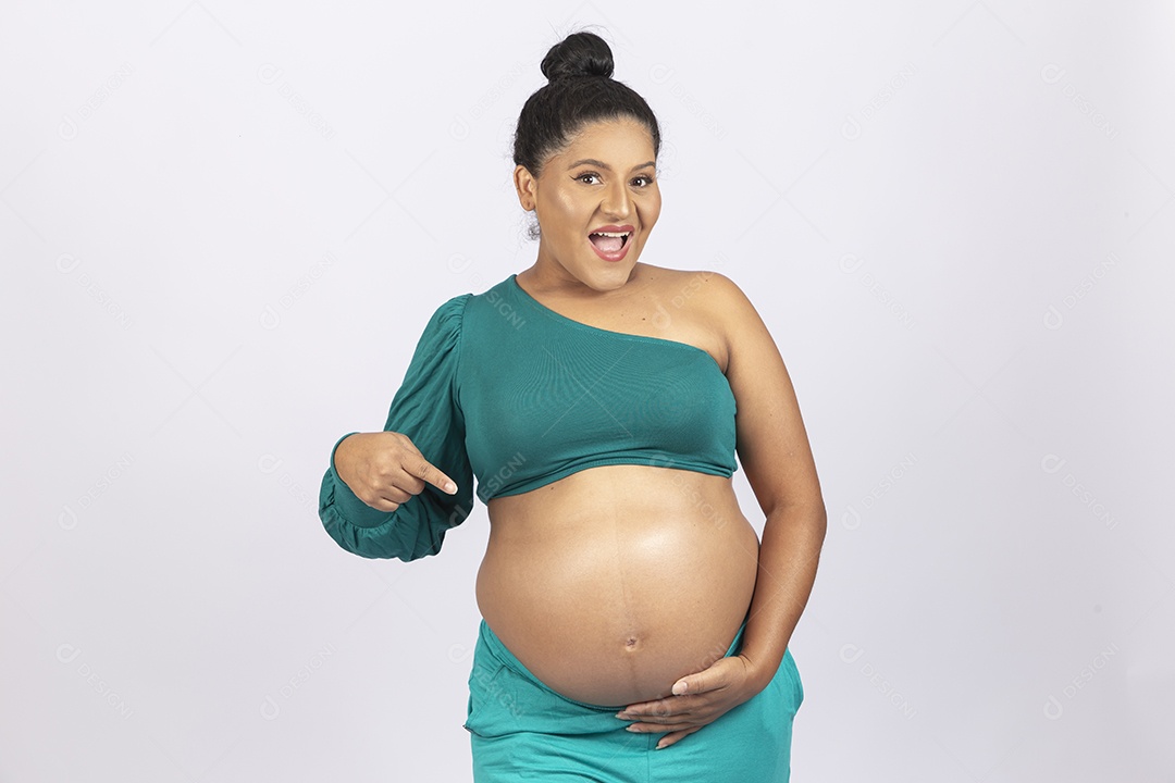 Linda mulher grávida em fundo branco