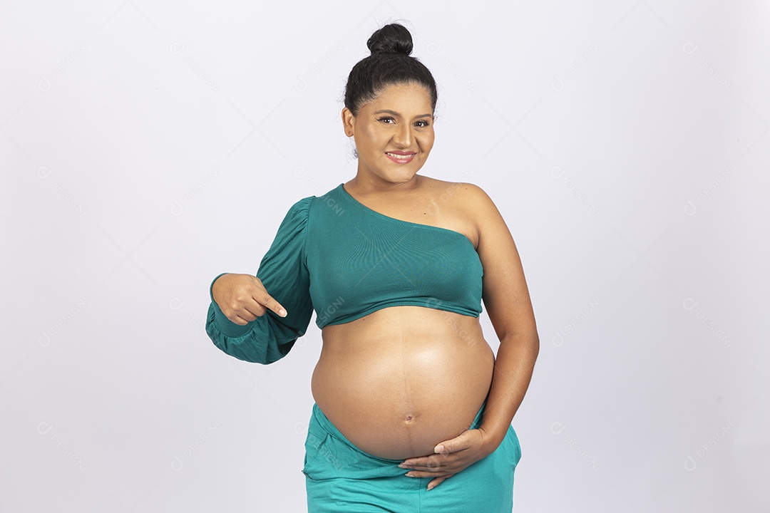 Linda mulher grávida em fundo branco