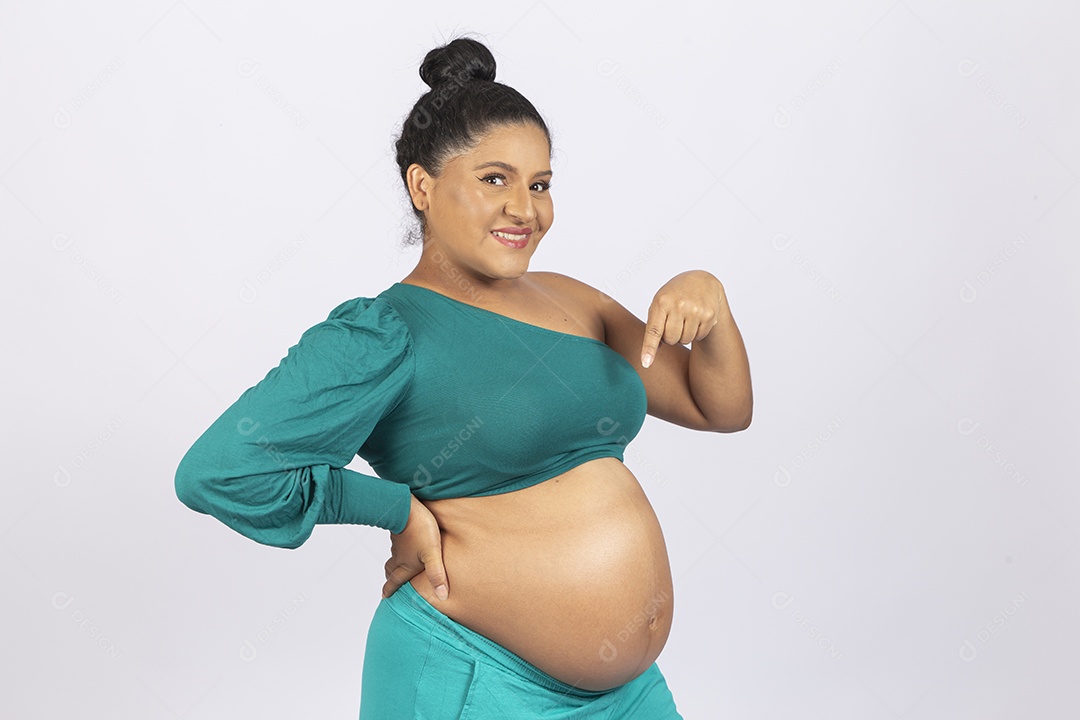 Linda mulher grávida em fundo branco