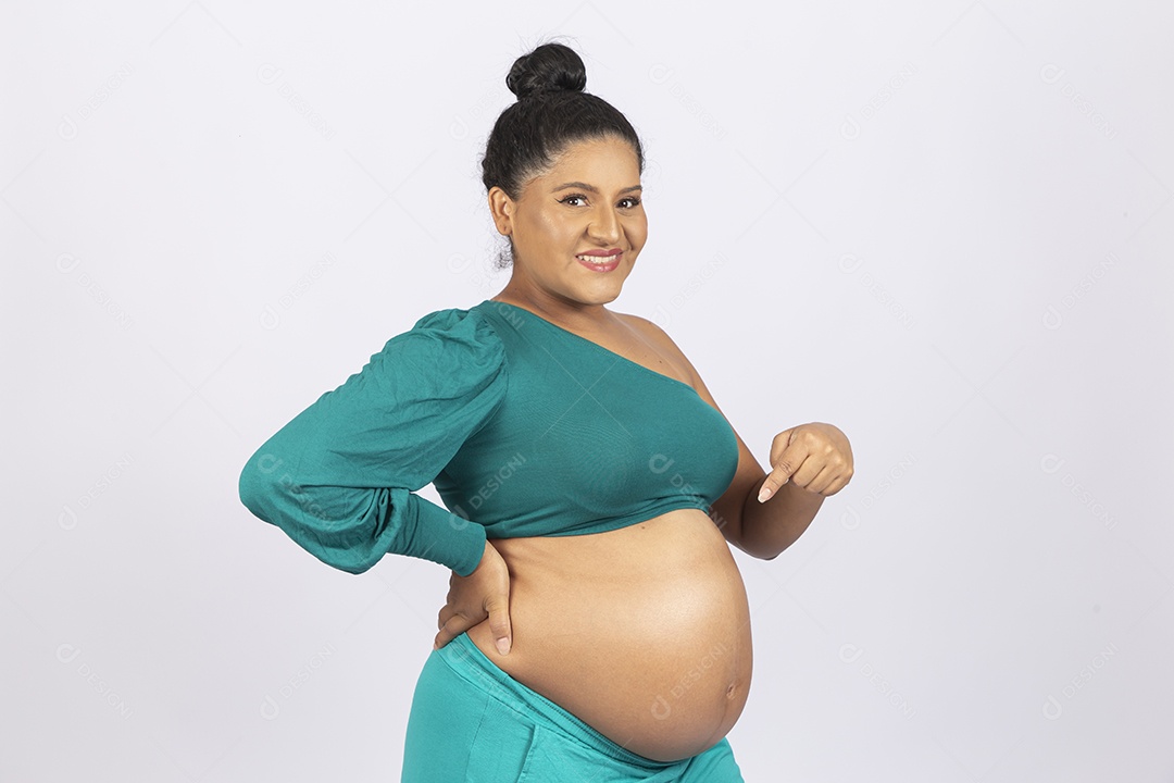 Linda mulher grávida em fundo branco