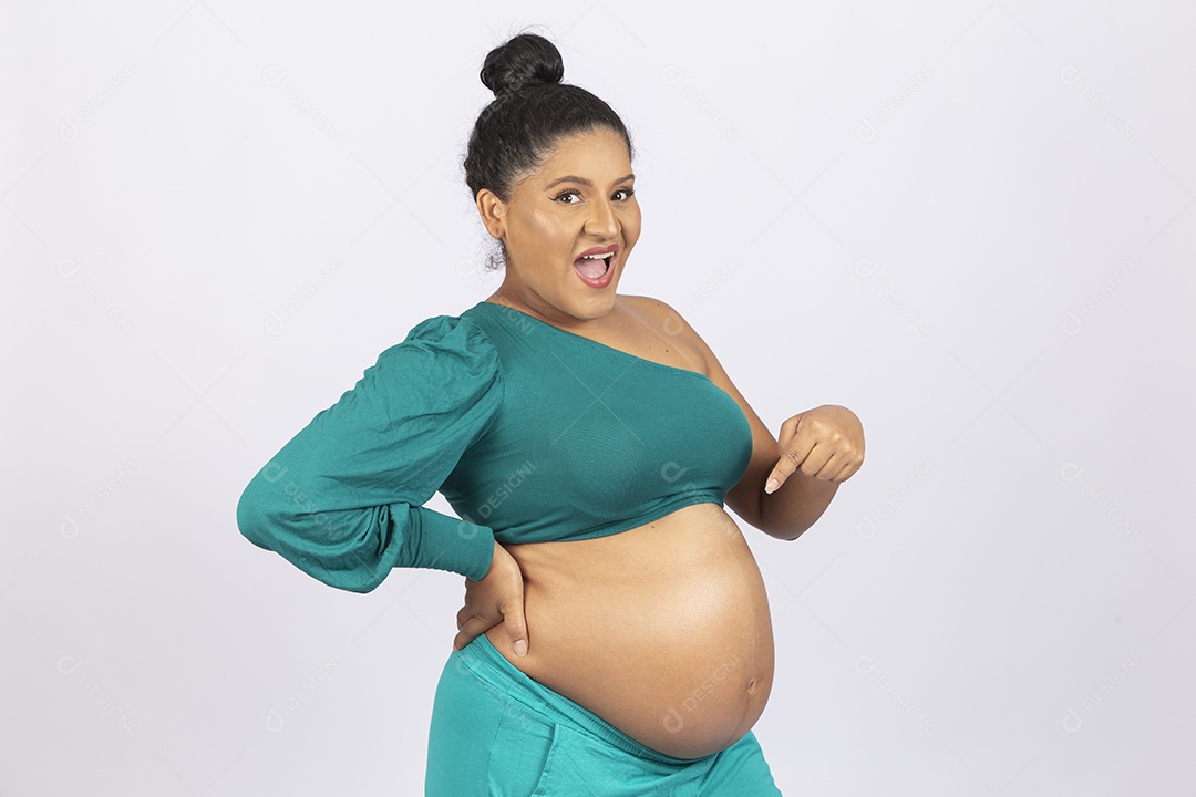 Linda mulher grávida em fundo branco