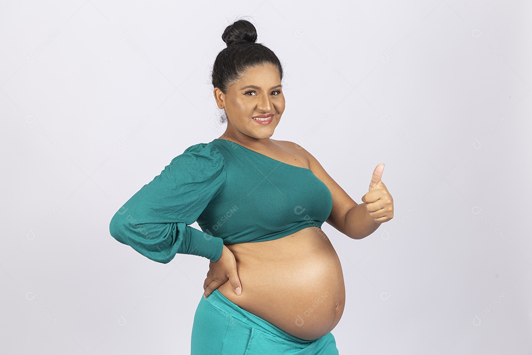 Linda mulher grávida em fundo branco