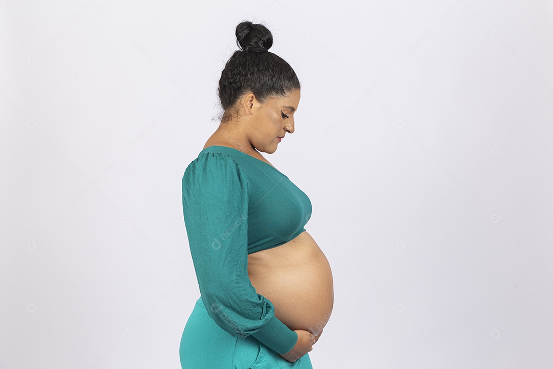 Linda mulher grávida em fundo branco