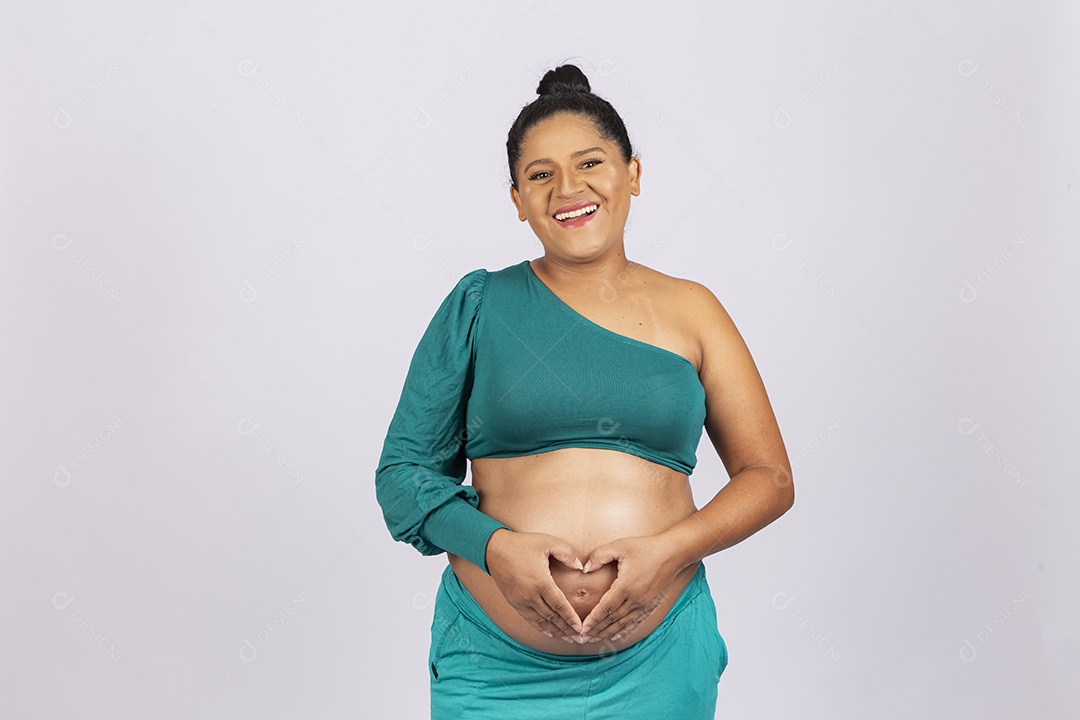 Linda mulher grávida em fundo branco