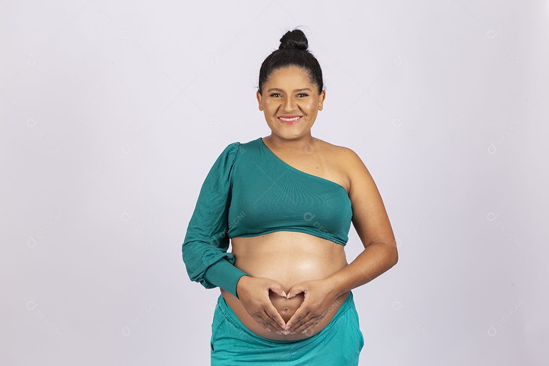 Linda mulher grávida em fundo branco