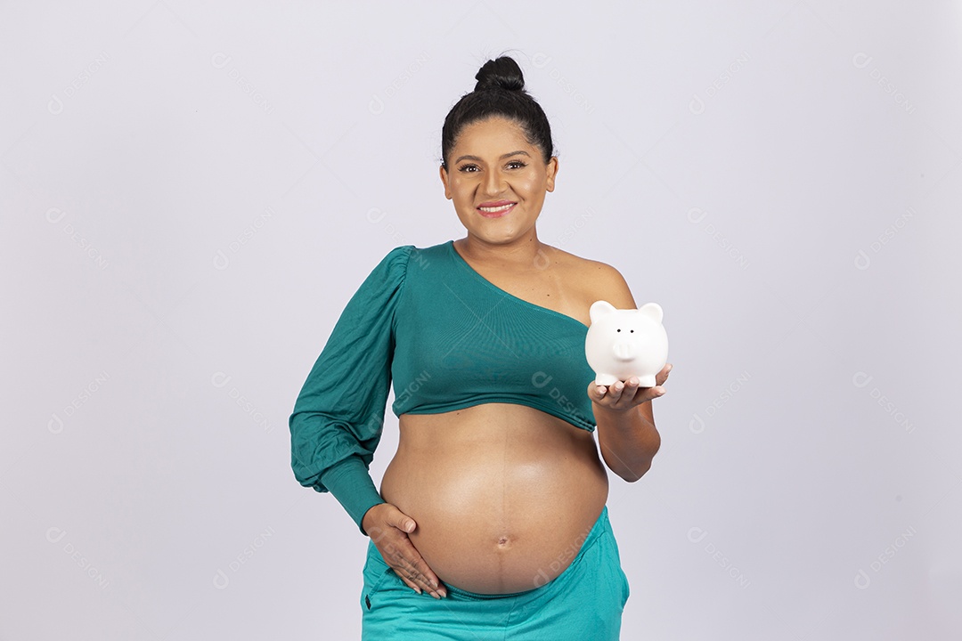 Linda mulher grávida em fundo branco