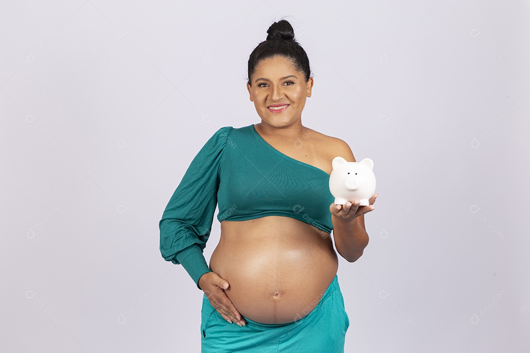 Linda mulher grávida em fundo branco