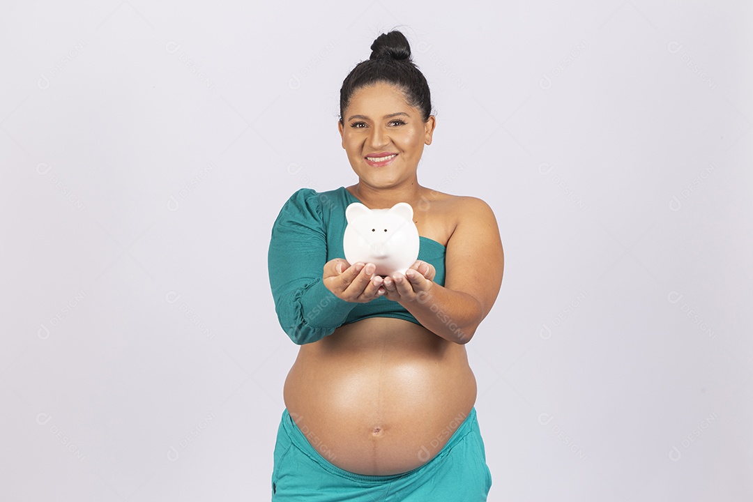 Linda mulher grávida em fundo branco