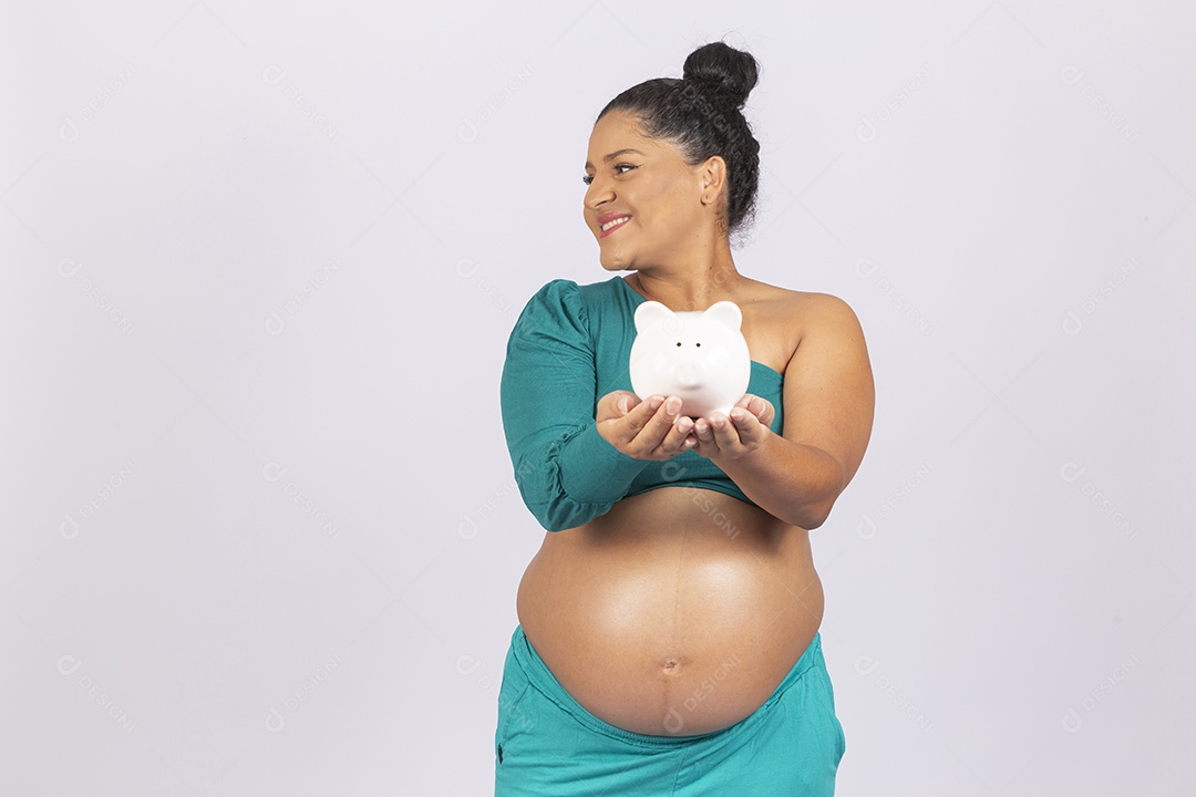 Linda mulher grávida em fundo branco