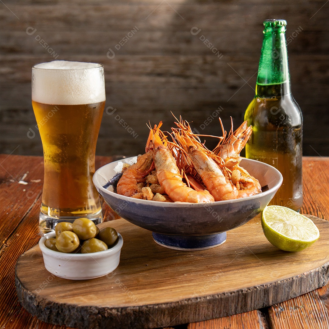 Camarões grandes fritos em uma tigela rasa e azeitonas garrafa de cerveja