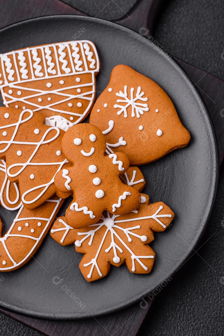 Deliciosos biscoitos de gengibre com mel, gengibre e canela. Composição de inverno