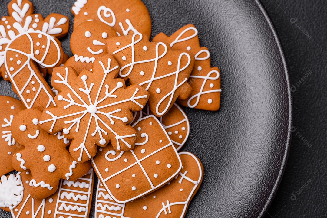 Deliciosos biscoitos de gengibre com mel, gengibre e canela. Composição de inverno