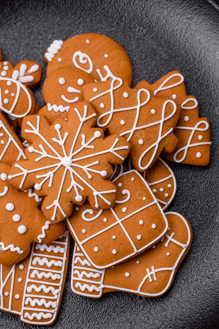 Deliciosos biscoitos de gengibre com mel, gengibre e canela. Composição de inverno